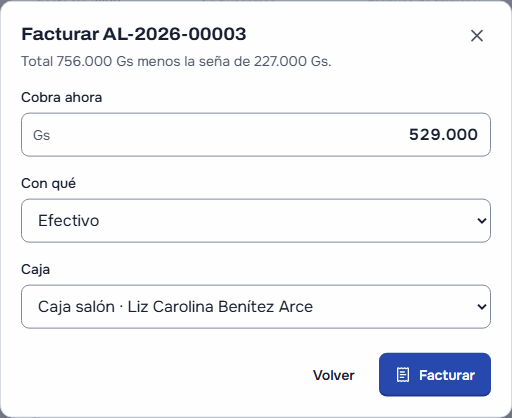 Facturar un alquiler: el total menos la seña que ya dejó, lo que cobra ahora, en efectivo en la caja del salón, y el botón Facturar
