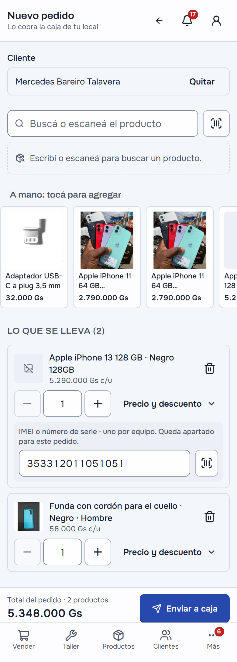 La vendedora arma el pedido en el celular