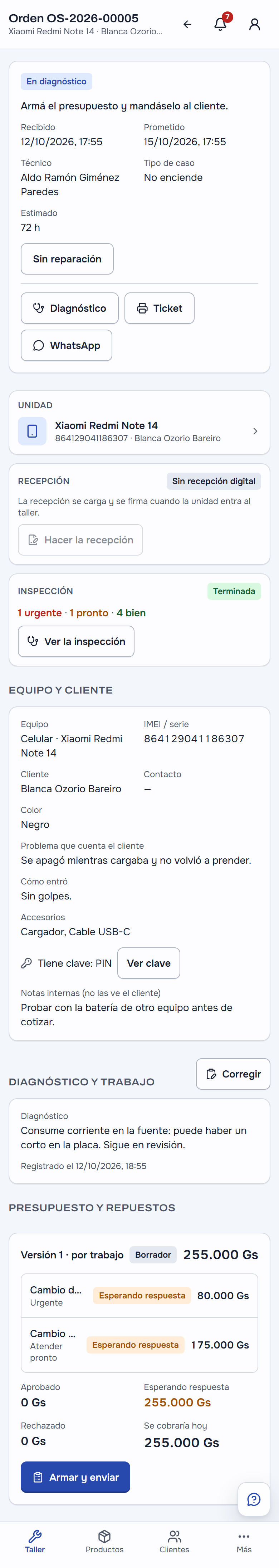 El técnico con su orden en el celular