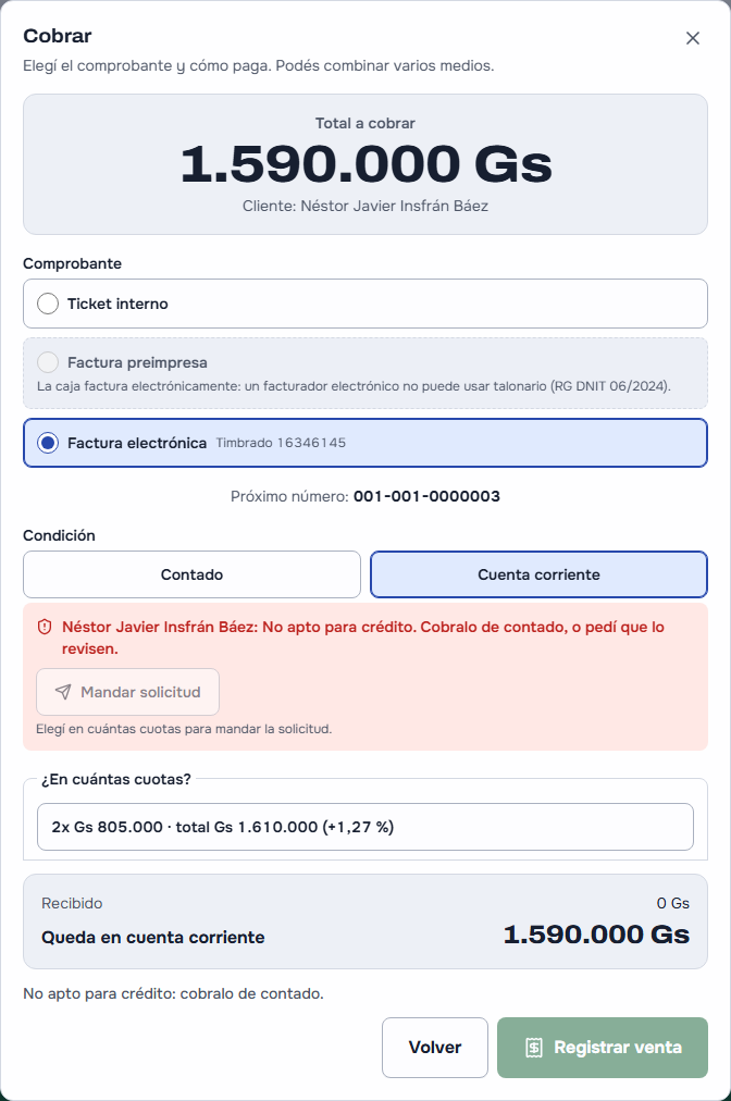 «Cobrar» en la caja a Néstor Javier Insfrán Báez con «Cuenta corriente» elegida: el aviso «No apto para crédito. Cobralo de contado, o pedí que lo revisen», sin el motivo, con «Mandar solicitud» apagado hasta elegir las cuotas; al pie «No apto para crédito: cobralo de contado» y «Registrar venta» apagado