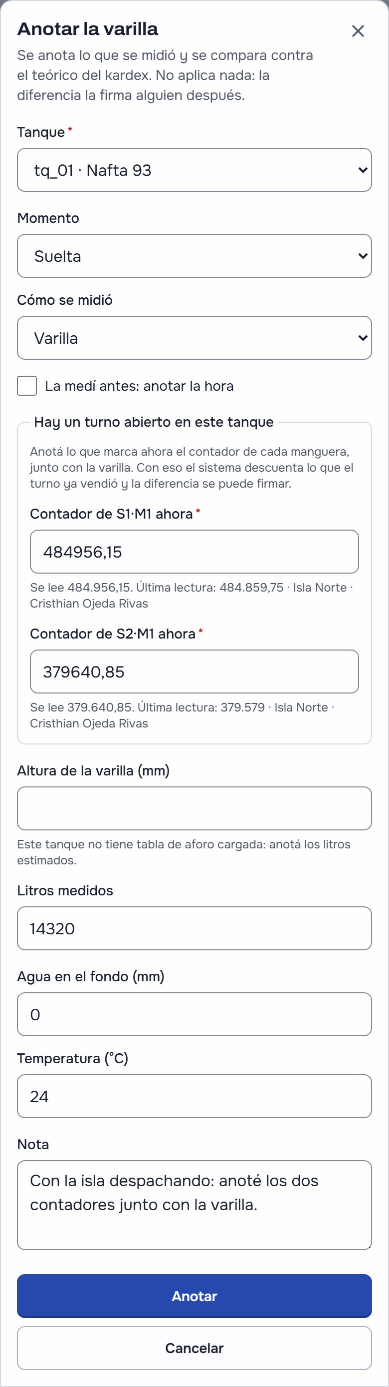 «Anotar la varilla» en el celular del playero: el tq_01 de Nafta 93, el momento «Suelta», medido con varilla, «La medí antes: anotar la hora» sin tildar, el recuadro «Hay un turno abierto en este tanque» con el contador de S1·M1 y de S2·M1, y debajo de cada uno lo que se lee, la última lectura, la Isla Norte y Cristhian; la altura en milímetros con el aviso de que el tanque no tiene tabla de aforo, los litros medidos, el agua, la temperatura, la nota y el botón «Anotar»