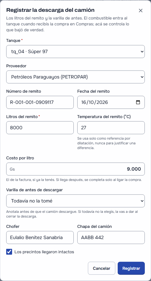 «Registrar la descarga del camión»: el tq_04 de Súper 97, PETROPAR, el remito R-001-001-0909117 de hoy, 8.000 litros a 27 grados, 9.000 Gs el litro, la varilla de antes todavía sin elegir («Todavía no la tomé») con la ayuda «Anotala antes de que el camión descargue…», el chofer, la chapa del camión, la casilla «Los precintos llegaron intactos» y los botones «Cancelar» y «Registrar»