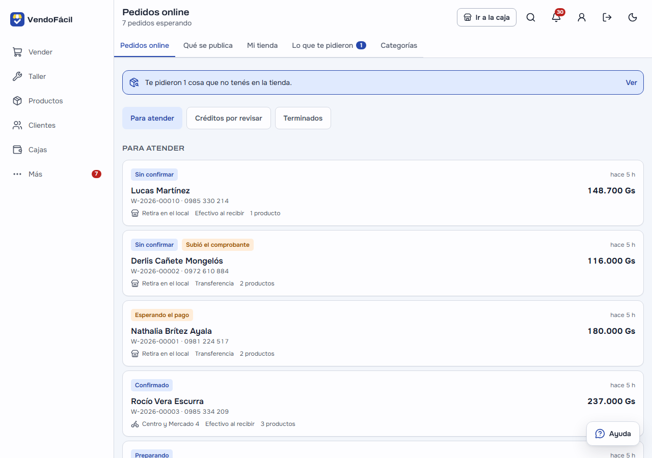 «Pedidos online» en la computadora: «7 pedidos esperando», el aviso «Te pidieron 1 cosa que no tenés en la tienda» con «Ver», las pestañas Para atender, Créditos por revisar y Terminados, y los pedidos de Lucas Martínez, Derlis Cañete Mongelós, Nathalia Brítez Ayala y Rocío Vera Escurra con su estado («Sin confirmar», «Subió el comprobante», «Esperando el pago», «Confirmado»), su número, su teléfono, cómo lo recibe, cómo paga, cuántos productos y el total